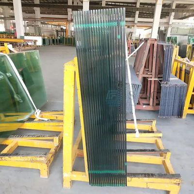 حافة مصقولة ناعمة مقطوعة حسب الطلب زجاج أمان مقسى شفاف قليل الحديد للبناء